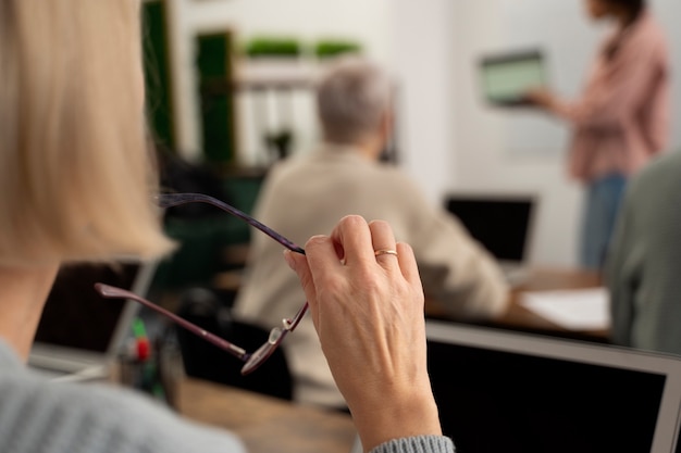 女人梦见自己摘茶籽是什么意思